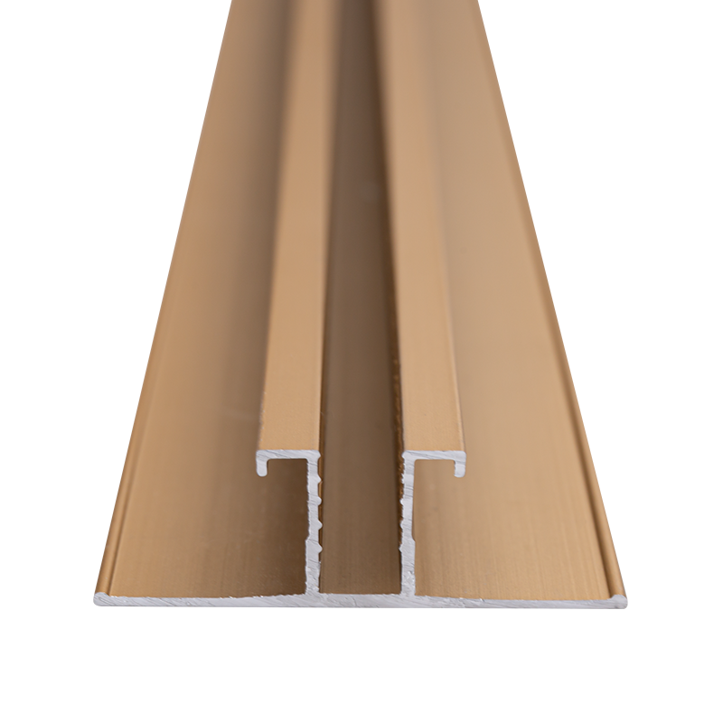 Aluminijske ukrasne trake s glatkom površinom ujednačene boje ukrašavaju zid